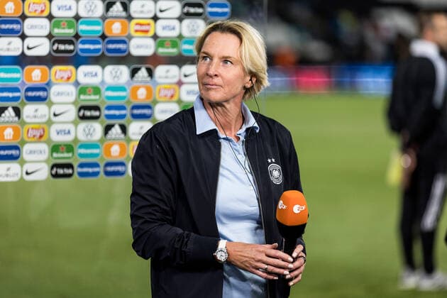 UEFA WOMEN’S EURO ENGLAND 2022: Deutschland - Frankreich; 27.07.2022 Martina Voss-Tecklenburg (Trainerin Deutschland) im ZDF Interview UEFA WOMEN’S EURO ENGLAND 2022: Deutschland - Frankreich; Stadium MK, Milton Keynes, 27.07.2022 Copyright: xBEAUTIFULxSPORTS Wunderlx