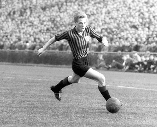 Eintracht Frankfurt - FC Bayern München 0:0 15.03.1959 Dieter Lindner (Eintracht) in Aktion *** Eintracht Frankfurt FC Bayern Munich 0 0 15 03 1959 Dieter Lindner Eintracht in action HM