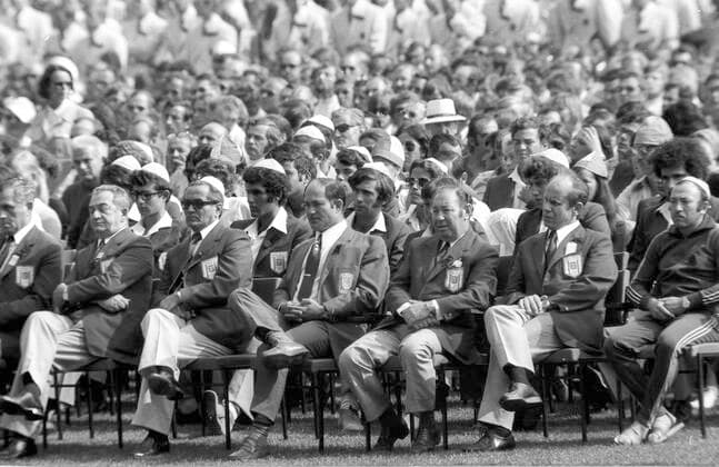 Olympische Spiele 1972 in München, Trauerfeier nach dem Attentat auf israelische Sportler 06.09.1972 . Unser Bild zeigt die israelische Mannschaft in tiefer Trauer. *** Olympic Games 1972 in Munich, mourning ceremony after the assassination of Israeli athletes 06 09 1972 Our picture shows the Israeli team in deep mourning HM