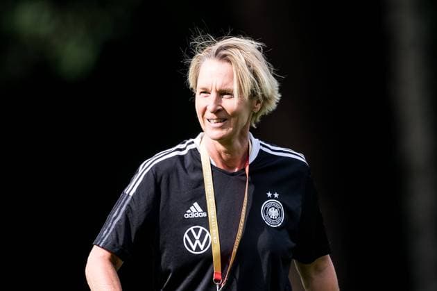 Sport Bilder des Tages UEFA WOMEN’S EURO ENGLAND 2022: Training Deutschland; 28.07.2022 Martina Voss-Tecklenburg (Trainerin Deutschland) UEFA WOMEN’S EURO ENGLAND 2022: Training Deutschland; The Grove, London, 28.07.2022 Copyright: xBEAUTIFULxSPORTS Wunderlx
