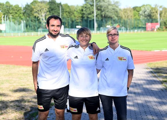 Fussball, Frauen, Saison 2022 2023, Regionalliga Nordost, 1. FC Union Berlin, Training, v. l. Co-Trainer Sven Gruel (1. Frauen 1. FC Union), Trainerin Ailien Poese (1. Frauen 1. FC Union), Team-Managerin Kathleen Jurczyk (1. Frauen 1. FC Union), 28.07. 2022, Copyright: xMatthiasxKochx