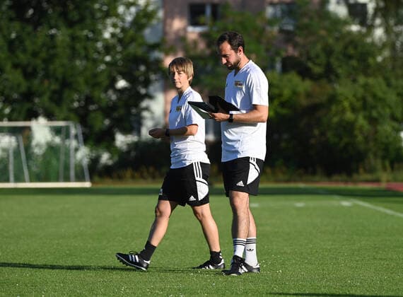 Fussball, Frauen, Saison 2022 2023, Regionalliga Nordost, 1. FC Union Berlin, Training, v. l. Trainerin Ailien Poese (1. Frauen 1. FC Union), Co-Trainer Sven Gruel (1. Frauen 1. FC Union), 28.07. 2022, Copyright: xMatthiasxKochx