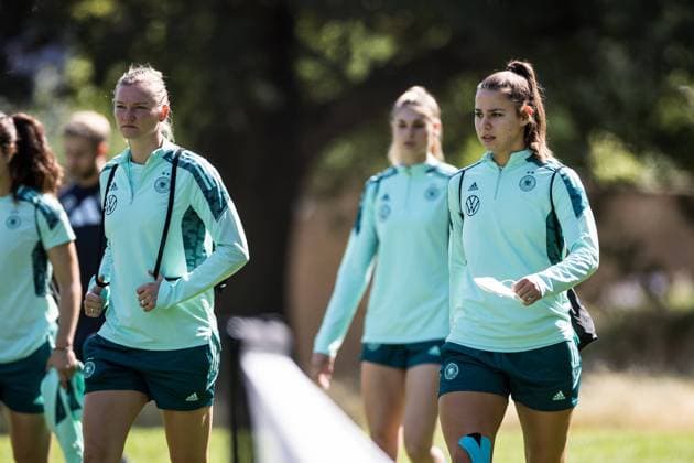 UEFA WOMEN’S EURO ENGLAND 2022: Training Deutschland; 29.07.2022 Ankunft am Trainingsplatz Alexandra Popp (Deutschland, 11), Lena Oberdorf (Deutschland, 6) UEFA WOMEN’S EURO ENGLAND 2022: Training Deutschland; The Grove, London, 29.07.2022 Copyright: xBEAUTIFULxSPORTS Wunderlx