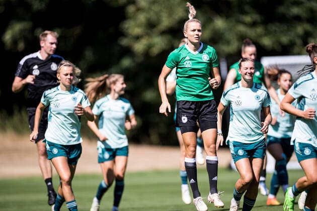 UEFA WOMEN’S EURO ENGLAND 2022: Training Deutschland; 29.07.2022 Spruenge im Warmlaufen Merle Frohms (Deutschland, 1) UEFA WOMEN’S EURO ENGLAND 2022: Training Deutschland; The Grove, London, 29.07.2022 Copyright: xBEAUTIFULxSPORTS Wunderlx