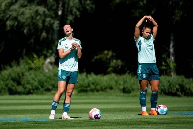 Alexandra Popp (Deutschland 11), Lena Oberdorf (Deutschland 6), GBR, Training Deutschland, Fussball UEFA Womens EURO 2022, 29.07.2022, Vorbereitung Finale GBR, Training Deutschland, Fussball UEFA Womens EURO 2022, 29.07.2022, Vorbereitung Finale Watford Copyright: xEibner Memmlerx EP_MMR