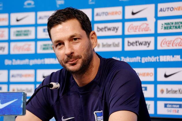 Sport Themen der Woche KW30 Sport Bilder des Tages Deutschland, Berlin, Sportpark, GER, 1.FBL, Hertha BSC, Saison 2022 23, Pressekonferenz vor dem DFB-Pokal-Spiel bei Eintracht Braunschweig, Foto:Cheftrainer Sandro Schwarz *** Germany, Berlin, Sportpark, GER, 1 FBL, Hertha BSC, season 2022 23, press conference before DFB Pokal match at Eintracht Braunschweig, photo head coach Sandro Schwarz