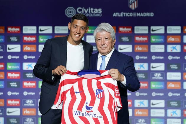 Sport Themen der Woche KW30 Sport Bilder des Tages Atletico de Madrid s new player Nahuel Molina (l) with the President Enrique Cerezo during his official presentation. July 29, 2022. (2022072994)