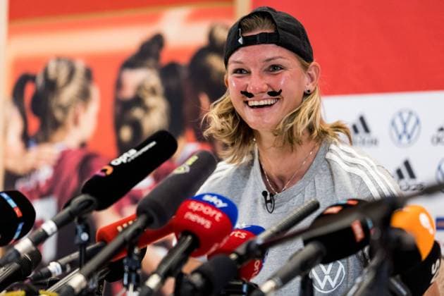Sport Themen der Woche KW30 Sport Bilder des Tages UEFA WOMEN’S EURO ENGLAND 2022: Pressekonferenz Deutschland; 29.07.2022 Alexandra Popp (Deutschland, 11) mit aufgeklebtem Schnurrbart und Kappe als Reaktion auf das FUMS Meme UEFA WOMEN’S EURO ENGLAND 2022: Pressekonferenz Deutschland; The Grove, London, 29.07.2022 *** UEFA WOMENS EURO ENGLAND 2022 Press Conference Germany 29 07 2022 Alexandra Popp Germany, 11 with pasted mustache and cap in response to FUMS meme UEFA WOMENS EURO ENGLAND 2022 Press Conference Germany The Grove, London, 29 07 2022 Copyright: xBEAUTIFULxSPORTS Wunderlx