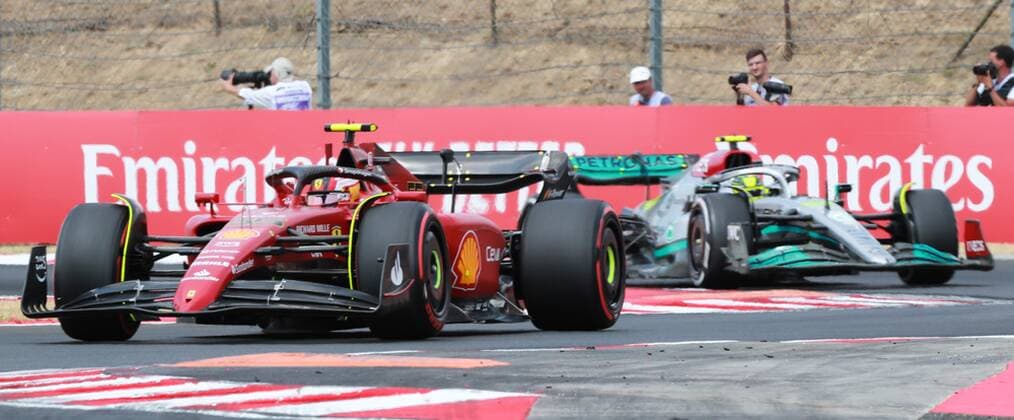 Carlos Sainz (Ferrari) und Lewis Hamilton (Mercedes), Grosser Preis von Ungarn 2022, Motorsport, Formel 1, 29.07.2022 Grosser Preis von Ungarn 2022, Motorsport, Formel 1, 28.07.2022 Budapest Copyright: xEibner-Pressefoto YannickxRebholzx EP_YRZ