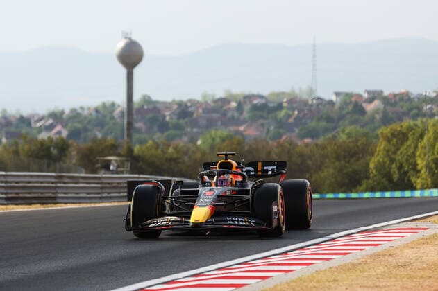 01 VERSTAPPEN Max (nld), Red Bull Racing RB18, action during the Formula 1 Aramco Magyar Nagydij 2022, Hungarian Grand Prix 2022, 12th round of the 2022 FIA Formula One World Championship, WM, Weltmeisterschaft from July 28 to 31, 2022 on the Hungaroring, in Mogyorod, Hungary - F1 - HUNGARIAN GRAND PRIX 2022 DPPI Panoramic  AV6_6097