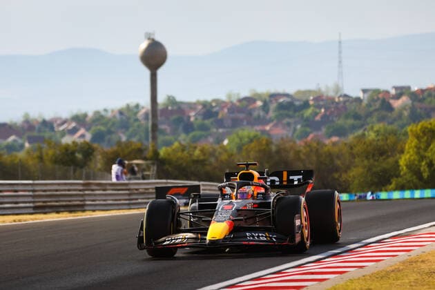 Sport Bilder des Tages 01 VERSTAPPEN Max (nld), Red Bull Racing RB18, action during the Formula 1 Aramco Magyar Nagydij 2022, Hungarian Grand Prix 2022, 12th round of the 2022 FIA Formula One World Championship, WM, Weltmeisterschaft from July 28 to 31, 2022 on the Hungaroring, in Mogyorod, Hungary - F1 - HUNGARIAN GRAND PRIX 2022 DPPI Panoramic  00122030_AV6_6149