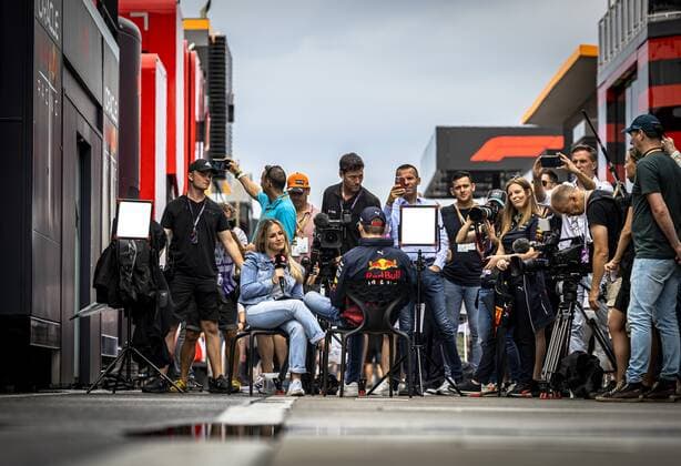 BUDAPEST - Max Verstappen (Oracle Red Bull Racing) gives an interview to Viaplay ahead of the 3rd practice session leading up to the F1 Hungarian Grand Prix at the Hungaroring Circuit on July 30, 2022 in Budapest, Hungary. REMKO DE WAAL Second practice 2022 xVIxANPxSportx xxANPxIVx