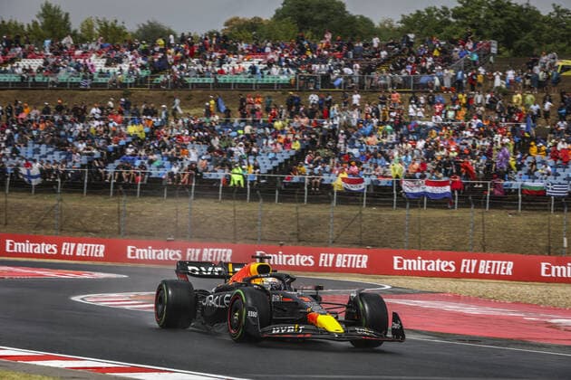 01 VERSTAPPEN Max (nld), Red Bull Racing RB18, action during the Formula 1 Aramco Magyar Nagydij 2022, Hungarian Grand Prix 2022, 12th round of the 2022 FIA Formula One World Championship, WM, Weltmeisterschaft from July 28 to 31, 2022 on the Hungaroring, in Mogyorod, Hungary - F1 - HUNGARIAN GRAND PRIX 2022 DPPI Panoramic  AV6_6677