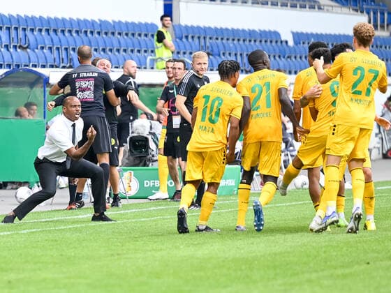 Sport Themen der Woche KW30 Sport Bilder des Tages Sunday Oliseh (SV 19 Straelen e.V., Trainer) jubelt mit seiner Mannschaft. Ken Mata (SV 19 Straelen e.V., 10), Manasse Finouke (SV 19 Straelen e.V., 21) und Niek Munsters (SV 19 Straelen e.V., 27) sind dabei. SV 19 Straelen e.V. vs. FC St. Pauli, Fussball, DFB Pokal, 1. Runde, 2022 2023, 30.07.2022 DFL DFB REGULATIONS PROHIBIT ANY USE OF PHOTOGRAPHS AS IMAGE SEQUENCES AND OR QUASI-VIDEO SV 19 Straelen e.V. vs. FC St. Pauli, Fussball, DFB Pokal, 1. Runde, Saison 2022 2023, 30.07.2022 Duisburg *** Sunday Oliseh SV 19 Straelen e V , coach cheers with his team Ken Mata SV 19 Straelen e V , 10 , Manasse Finouke SV 19 Straelen e V , 21 and Niek Munsters SV 19 Straelen e V , 27 are in SV 19 Straelen e V vs FC St Pauli, Football, DFB Pokal, 1 round, 2022 2023, 30 07 2022 DFL DFB REGULATIONS PROHIBIT ANY USE OF PHOTOGRAPHS AS IMAGE SEQUENCES AND OR QUASI VIDEO SV 19 Straelen e V vs FC St Pauli, Football, DFB Pokal, 1 round, season 2022 2023, 30 07 2022 Duisburg Copyright: xEibner-Pressefotox EP_THR