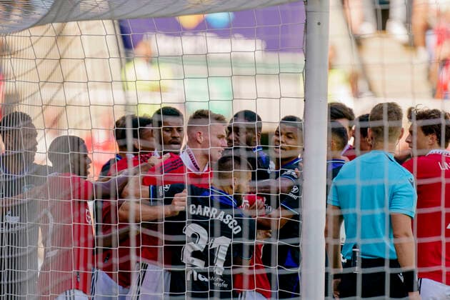 Sport Themen der Woche KW30 Sport Bilder des Tages Treningskamp fotball: Atletico Madrid mot Manchester United, ManU Oslo 20220730. ManUs Scott McTominay i tumulter med Atletico-spillere under treningskampen i fotball mellom Atletico Madrid og Manchester United pa Ullevaal stadion. Foto: Stian Lysberg Solum NTB Oslo Norge Ref:_SPOWHOhNs7VOjU.jpg *** Training match football Atletico Madrid vs Manchester United Oslo 20220730 ManUs Scott McTominay in a tumult with Atletico players during the football training match between Atletico Madrid and Manchester United at the Ullevaal stadium Photo Stian Lysberg Solum NTB Oslo Norway  Copyright: xStianxLysbergxSolumx xNTBx EDITORIAL USE ONLY. RESTRICTED USE FOR BETTING COMPANIES