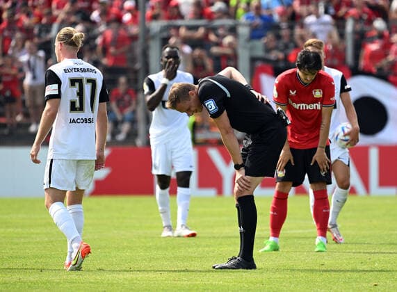 Sport Themen der Woche KW30 Sport Bilder des Tages 30.07.2022, xjhx, Fussball DFB Pokal 1.Runde, SV Elversberg - Bayer 04 Leverkusen emspor, v.l. Schiedsrichter Martin Petersen (Stuttgart) Behandlung (DFL DFB REGULATIONS PROHIBIT ANY USE OF PHOTOGRAPHS as IMAGE SEQUENCES and or QUASI-VIDEO) Elversberg *** 30 07 2022, xjhx, football DFB Pokal 1 round, SV Elversberg Bayer 04 Leverkusen emspor, v l referee Martin Petersen Stuttgart treatment DFL DFB REGULATES PROHIBIT ANY USE OF PHOTOGRAPHS as IMAGE SEQUENCES and or QUASI VIDEO Elversberg