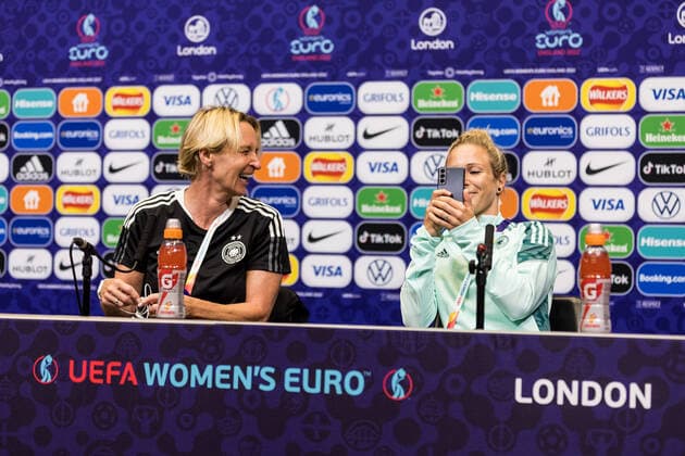 EM 2022, Frauen Finale, Nationalteam Deutschland Pressekonferenz UEFA WOMEN’S EURO ENGLAND 2022: Pressekonferenz Deutschland; 30.07.2022 Martina Voss-Tecklenburg (Trainerin Deutschland) lacht, Svenja Huth (Deutschland, 9) macht ein Foto vom vollen Pressekonferenzraum UEFA WOMEN’S EURO ENGLAND 2022: Pressekonferenz Deutschland; Wembley Stadium, London, 30.07.2022 Copyright: xBEAUTIFULxSPORTS Wunderlx