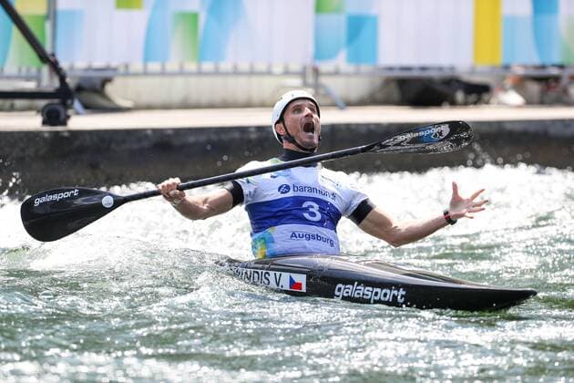 Bilder des Jahres 2022, Sport 07 Juli Sport Themen der Woche KW30 Sport Bilder des Tages Weltmeister Vit Prindis aus der Tschechei, Kanu Slalom: Weltmeisterschaft, Kajak-Einer, Finale, Herren, Kanu Slalom Weltmeisterschaft in Augsburg, ICF, 30.07.2022 Augsburg Bayern Deutschland *** World Champion Vit Prindis from Czech Republic, Canoe Slalom World Championship, Kayak Single, Final, Men, Canoe Slalom World Championship in Augsburg, ICF, 30 07 2022 Augsburg Bavaria Germany Copyright: xkolbert-press ChristianxKolbertx
