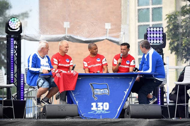 Fussball, Herren, Saison 2022 2023, Hertha BSC, Jubiläumsfest zum 130. Geburtstag, v. l. Manfred Manne Sangel, Axel Kruse, Michel Dinzey, Ante Covic, Stadionsprecher Fabian von Wachsmann, 30.07. 2022, Copyright: xSebastianxRäppold MatthiasxKochx