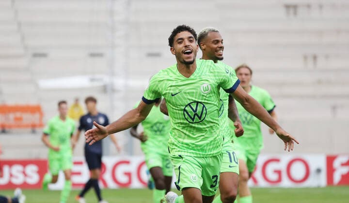Sport Themen der Woche KW30 Sport Bilder des Tages Jena - Wolfsburg 30.07.2022 Jena, 30.07.2022, Ernst-Abbe-Sportfeld, Fussball, DFB-Pokal, 1.Hauptrunde , FC Carl Zeiss Jena vs. Vfl Wolfsburg , Im Bild: Tor für Wolfsburg. Omar Marmoush (33, Wolfsburg) trifft zum 0:1. und jubelt mit Lukas Nmecha (10, Wolfsburg). , DFB regulations prohibit any use of photographs as image sequences and or quasi-video. , *** Jena Wolfsburg 30 07 2022 Jena, 30 07 2022, Ernst Abbe Sportfeld, Football, DFB Pokal, 1 Hauptrunde , FC Carl Zeiss Jena vs Vfl Wolfsburg , In picture goal for Wolfsburg Omar Marmoush 33, Wolfsburg scores 0 1 and cheers with Lukas Nmecha 10, Wolfsburg , DFB regulations prohibit any use of photographs as image sequences and or quasi video , Picture Point