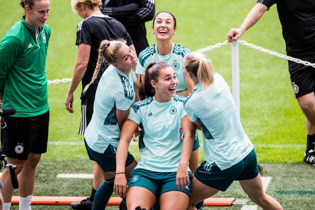 UEFA WOMEN’S EURO ENGLAND 2022: Training Deutschland; 30.07.2022 Vertrauenstest: Lena Oberdorf (Deutschland, 6) laesst sich fallen, Giulia Gwinn (Deutschland, 15), Sara Doorsoun-Khajeh (Deutschland, 23) und Lea Schueller (Deutschland, 7) fangen UEFA WOMEN’S EURO ENGLAND 2022: Training Deutschland; Wembley Stadium, London, 30.07.2022 Copyright: xBEAUTIFULxSPORTS Wunderlx