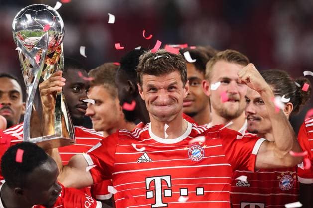 Bilder des Jahres 2022, Sport 07 Juli Sport Themen der Woche KW30 Sport Bilder des Tages Thomas Mueller Müller (FC Bayern München,25) feiert den DFL-Supercup Sieg - DFL-Supercup 2022 RB Leipzig vs. FC Bayern München in der Red Bull Arena in Leipzig - Aktion,Fussball,Deutschland,Mann,Männer,30.07.2022 *** Thomas Mueller Müller FC Bayern Munich,25 celebrates DFL Supercup victory DFL Supercup 2022 RB Leipzig vs FC Bayern Munich at Red Bull Arena in Leipzig action,football,Germany,man,men,30 07 2022