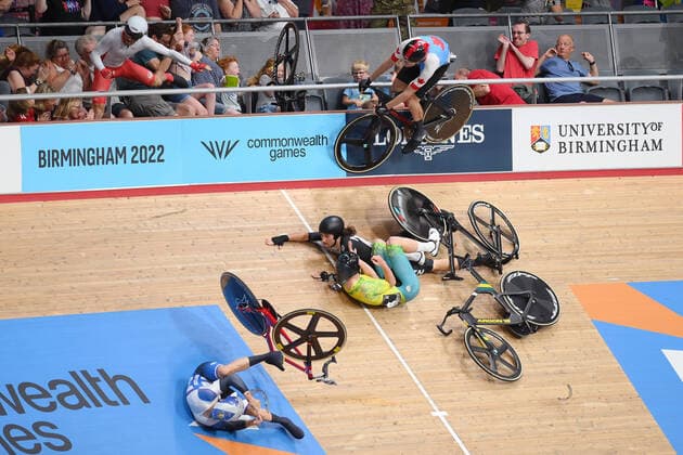 Bilder des Jahres 2022, Sport 07 Juli Sport Themen der Woche KW30 Sport Bilder des Tages COM22 CYCLING QUALIFYING, Matt Walls of England (left) crashes over the rail during a crash with George Jackson of New Zealand and Joshua Duffy of Australia (centre) in the Men?s 15km Scratch Race on Day 3 of the XXII Commonwealth Games at the Lee Valley VeloPark in Birmingham, England, Sunday, July 31, 2022. ( NO ARCHIVING, EDITORIAL USE ONLY, NO USE IN BOOKS WITHOUT CONSENT BIRMINGHAM UNITED KINGDOM  Copyright: xALEXxBROADWAYx 20220731001685192235