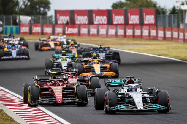 Start of the race, 63 RUSSELL George (gbr), Mercedes AMG F1 Team W13, 55 SAINZ Carlos (spa), Scuderia Ferrari F1-75, action during the Formula 1 Aramco Magyar Nagydij 2022, Hungarian Grand Prix 2022, 12th round of the 2022 FIA Formula One World Championship, WM, Weltmeisterschaft from July 28 to 31, 2022 on the Hungaroring, in Mogyorod, Hungary - F1 - HUNGARIAN GRAND PRIX 2022 - RACE DPPI Panoramic 00122031__V2_7004.JPG_