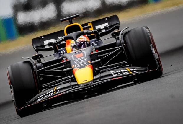 BUDAPEST - Max Verstappen (1) with the Oracle Red Bull Racing RB18 Honda during the Hungarian Grand Prix at the Hungaroring Circuit on July 31, 2022 in Budapest, Hungary. REMKO DE WAAL Match 2022 xVIxANPxSportx xxANPxIVx