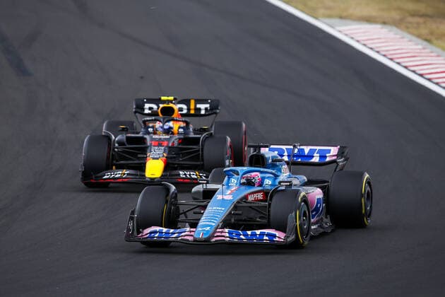 14 ALONSO Fernando (spa), Alpine F1 Team A522, 11 PEREZ Sergio (mex), Red Bull Racing RB18, action during the Formula 1 Aramco Magyar Nagydij 2022, Hungarian Grand Prix 2022, 12th round of the 2022 FIA Formula One World Championship, WM, Weltmeisterschaft from July 28 to 31, 2022 on the Hungaroring, in Mogyorod, Hungary - F1 - HUNGARIAN GRAND PRIX 2022 - RACE DPPI Panoramic 00122031__F_16805.JPG_