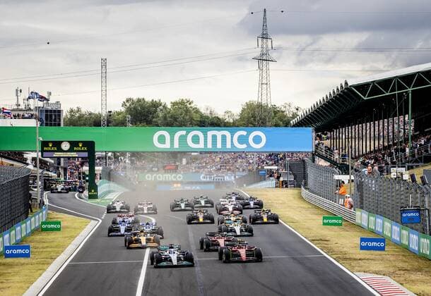 BUDAPEST - George Russell (63) with the Mercedes W13, Carlos Sainz (55) with the Ferrari, Max Verstappen (1) with the Oracle Red Bull Racing RB18 Honda and other drivers during the start of the Hungarian Grand Prix at the Hungaroring Circuit on July 31, 2022 in Budapest, Hungary. REMKO DE WAAL Match 2022 xVIxANPxSportx xxANPxIVx