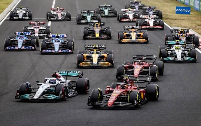BUDAPEST - George Russell (63) with the Mercedes W13, Carlos Sainz (55) with the Ferrari, Max Verstappen (1) with the Oracle Red Bull Racing RB18 Honda and other drivers during the start of the Hungarian Grand Prix at the Hungaroring Circuit on July 31, 2022 in Budapest, Hungary. REMKO DE WAAL Match 2022 xVIxANPxSportx xxANPxIVx
