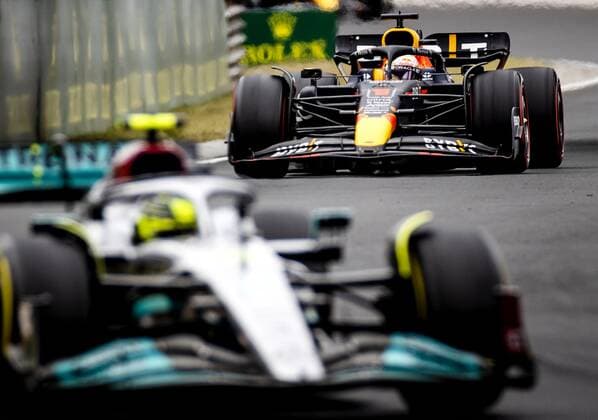 BUDAPEST - Lewis Hamilton (44) driving the Mercedes W13 and Max Verstappen (1) driving the Oracle Red Bull Racing RB18 Honda during the Hungarian Grand Prix at the Hungaroring Circuit on July 31, 2022 in Budapest, Hungary. REMKO DE WAAL Match 2022 xVIxANPxSportx xxANPxIVx