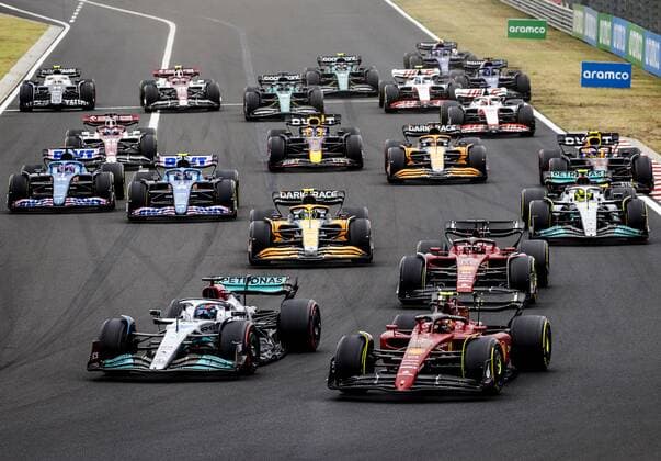 BUDAPEST - George Russell (63) with the Mercedes W13, Carlos Sainz (55) with the Ferrari, Max Verstappen (1) with the Oracle Red Bull Racing RB18 Honda and other drivers during the start of the Hungarian Grand Prix at the Hungaroring Circuit on July 31, 2022 in Budapest, Hungary. REMKO DE WAAL Match 2022 xVIxANPxSportx xxANPxIVx