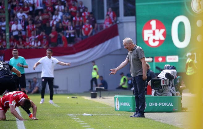 Sport Themen der Woche KW30 Sport Bilder des Tages Christian Streich (Trainer SC Freiburg) Fußball, DFB-Pokal 1. Runde, Saison 2022 2023, 1. FC Kaiserslautern - SC Freiburg, 31.07.2022, Fritz Walter Stadion, Kaiserslautern, Deutschland, zmdz, ** DFB & DFL regulations prohibit any use of photographs as image sequences and or quasi-video. ** 1. FC Kaiserslautern - SC Freiburg *** Christian Streich coach SC Freiburg soccer, DFB Pokal 1 round, season 2022 2023, 1 FC Kaiserslautern SC Freiburg, 31 07 2022, Fritz Walter Stadion, Kaiserslautern, Germany, zmdz, DFB DFL regulations prohibit any use of photographs as image sequences and or quasi video 1 FC Kaiserslautern SC Freiburg