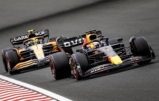 BUDAPEST - Lando Norris (4) driving the McLaren MCL36 and Max Verstappen (1) driving the Oracle Red Bull Racing RB18 Honda during the Hungarian Grand Prix at the Hungaroring Circuit on July 31, 2022 in Budapest, Hungary. REMKO DE WAAL Match 2022 xVIxANPxSportx xxANPxIVx