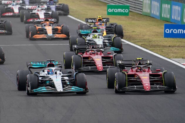 FORMULA 1 ARAMCO MAGYAR NAGYDIJ, 31 07 2022 George Russell 63 (GBR), Mercedes W13 and Carlos Sainz 55 (SPA), Scuderia Ferrari F1-75 race start during the FORMULA 1 ARAMCO MAGYAR NAGYDIJ at the Hungaroring, Mogyorod, Hungary on 31 July 2022 Editorial Use Only Copyright: xEleanorxHoadx ESM-0600-0004