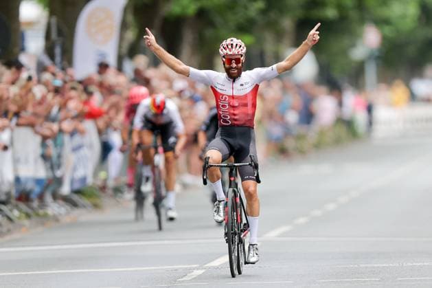 Bilder des Jahres 2022, Sport 07 Juli Sport Themen der Woche KW30 Sport Bilder des Tages 43. Grand Prix Bad Homburg Simon Geschke reißt jubeln die Arme nach oben. Kurpark-Radrennen in Bad Homburg am 31. Juli 2022., Bad Homburg Hessen Deutschland Kurpark *** 43 Grand Prix Bad Homburg Simon Geschke pulls up his arms in jubilation Kurpark bike race in Bad Homburg on 31 July 2022 , Bad Homburg Hesse Germany Kurpark
