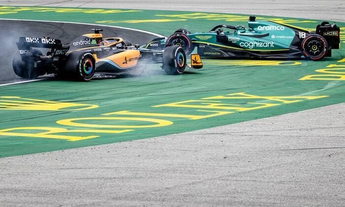 BUDAPEST - Daniel Ricciardo (3) driving the McLaren MCL36 and Lance Stroll (18) driving the Aston Martin AMR22 during the Hungarian Grand Prix at the Hungaroring Circuit on July 31, 2022 in Budapest, Hungary. REMKO DE WAAL Match 2022 xVIxANPxSportx xxANPxIVx