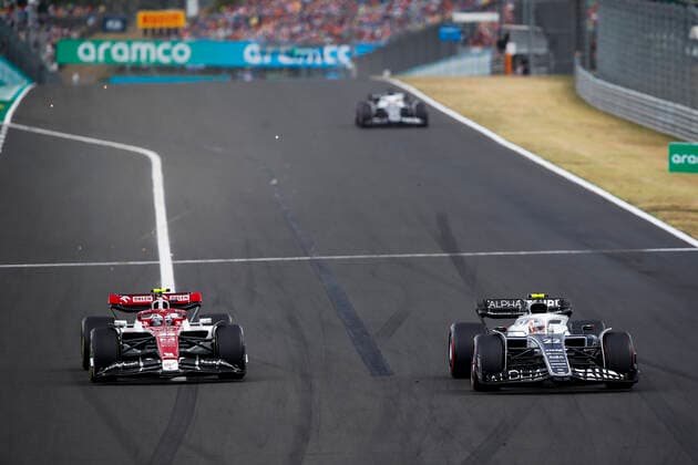 24 ZHOU Guanyu (chi), Alfa Romeo F1 Team ORLEN C42, 22 TSUNODA Yuki (jap), Scuderia AlphaTauri AT03, action during the Formula 1 Aramco Magyar Nagydij 2022, Hungarian Grand Prix 2022, 12th round of the 2022 FIA Formula One World Championship, WM, Weltmeisterschaft from July 28 to 31, 2022 on the Hungaroring, in Mogyorod, Hungary - F1 - HUNGARIAN GRAND PRIX 2022 - RACE DPPI Panoramic 00122031__F_16976.JPG_