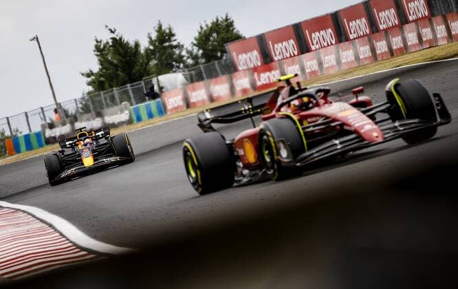 BUDAPEST - Max Verstappen (1) with the Oracle Red Bull Racing RB18 Honda and Carlos Sainz (55) with the Ferrari during the Hungarian Grand Prix at the Hungaroring Circuit on July 31, 2022 in Budapest, Hungary. REMKO DE WAAL Match 2022 xVIxANPxSportx xxANPxIVx