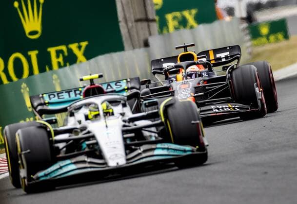 BUDAPEST - Lewis Hamilton (44) driving the Mercedes W13 and Max Verstappen (1) driving the Oracle Red Bull Racing RB18 Honda during the Hungarian Grand Prix at the Hungaroring Circuit on July 31, 2022 in Budapest, Hungary. REMKO DE WAAL Match 2022 xVIxANPxSportx xxANPxIVx