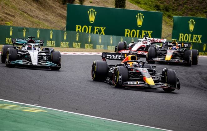 BUDAPEST - George Russell (63) with the Mercedes W13, Max Verstappen (1) with the Oracle Red Bull Racing RB18, Kevin Magnussen (20) with the Haas VF-22 and Sergio Perez (11) with the Oracle Red Bull Racing RB18 Honda during the Hungarian Grand Prix at the Hungaroring Circuit on July 31, 2022 in Budapest, Hungary. REMKO DE WAAL Match 2022 xVIxANPxSportx xxANPxIVx