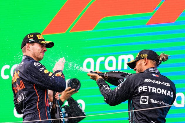 Sport Bilder des Tages VERSTAPPEN Max (ned), Red Bull Racing RB18, portrait HAMILTON Lewis (gbr), Mercedes AMG F1 Team W13, portrait podium during the Formula 1 Aramco Magyar Nagydij 2022, Hungarian Grand Prix 2022, 12th round of the 2022 FIA Formula One World Championship, WM, Weltmeisterschaft from July 28 to 31, 2022 on the Hungaroring, in Mogyorod, Hungary - F1 - HUNGARIAN GRAND PRIX 2022 - RACE DPPI Panoramic JFR66083