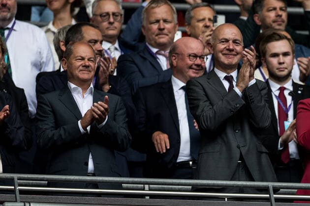 Sport Bilder des Tages UEFA WOMEN’S EURO ENGLAND 2022: Finale England - Deutschland; 31.07.2022 Bundeskanzler Olaf Scholz und DFB-Praesident Bernd Neuendorf UEFA WOMEN’S EURO ENGLAND 2022: Finale England - Deutschland; Wembley Stadium, London, 31.07.2022 Copyright: xBEAUTIFULxSPORTS Wunderlx