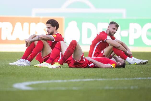 Lex Tyger Lobinger (1.FC Kaiserslautern), Boris Tomiak (1.FC Kaiserslautern) und Lars Buenning (1.FC Kaiserslautern), 1.FC Kaiserslautern vs SC Freiburg, Fussball, DFB Pokal, 31.07.2022 DFB regulations prohibit any use of photographs as image sequences and or quasi-video. 1.FC Kaiserslautern vs SC Freiburg, Fussball, DFB Pokal, 31.07.2022 Copyright: xNeisx xEibner-Pressefotox