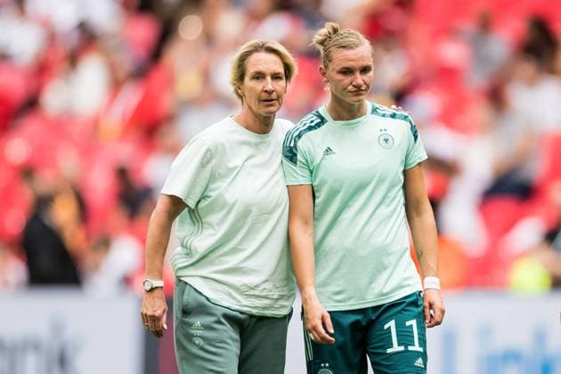 UEFA WOMEN’S EURO ENGLAND 2022: Finale England - Deutschland; 31.07.2022 Martina Voss-Tecklenburg (Trainerin Deutschland) umarmt Alexandra Popp (Deutschland, 11) UEFA WOMEN’S EURO ENGLAND 2022: Finale England - Deutschland; Wembley Stadium, London, 31.07.2022 Copyright: xBEAUTIFULxSPORTS Wunderlx