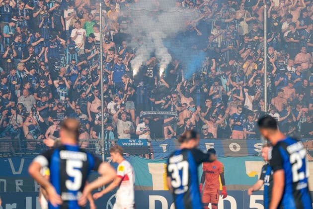 Die Fans vom SV Waldhof Mannheim zünden in der Fankurve Pyrotechnik, tauchen das Stadion dadurch in Nebel, vernebeln die Otto-Siffling-Tribüne, und sorgen für eine kurze Spielunterbrechung, Stimmung im Stadion, Atmosphäre, Pyro, Pyros, Ultras, Zuschauer, Fanblock, Chaoten, Bengalo, Bengalos, Feuerwerk, flare, Symbolfoto, Symbolbild, Symbol, 31.07.2022, Mannheim (Deutschland), Fussball, DFB-Pokal, 1. Runde, SV Waldhof Mannheim - KSV Holstein Kiel, DFB DFL REGULATIONS PROHIBIT ANY USE OF PHOTOGRAPHS AS IMAGE SEQUENCES AND OR QUASI-VIDEO.
