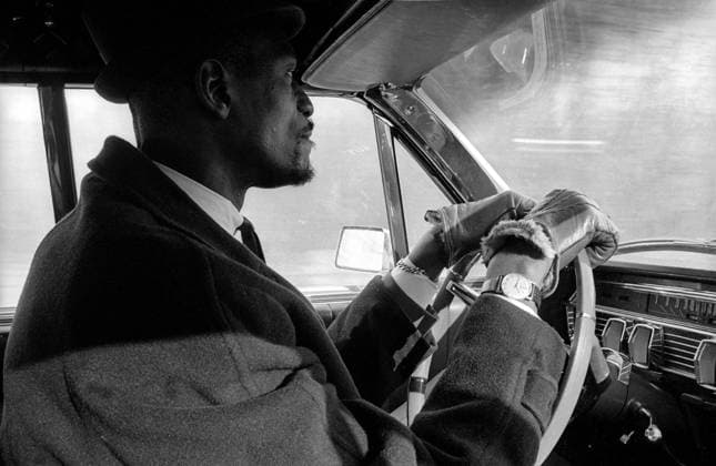 Bill Russell 13 December 1963, Boston - Basketball Feature - Bill Russell drives his car in fur-lined gloves - Photo: Gerry Cranham Offside. Boston USA Copyright: xGerryxCranhamx xOffsidexOffside
