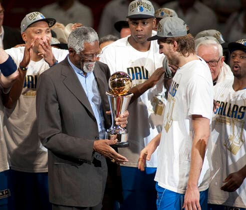 July 31, 2022, Los Angeles, California, USA: Bill Russell former Boston Celtics player that won 11 championships in 13 years dies. He was 88. FILE PHOTO: Former NBA, Basketball Herren, USA player Bill Russell, center, presents the Bill Russell MVP trophy to the Dallas Mavericks& 39; Dirk Nowitzki in the presentation of NBA Larry O& 39;Brien trophy for the Mavericks& 39; victory of Game 6 of the NBA Finals over the Miami Heat at the American Airlines Arena, in Miami, Florida on Sunday, June 12, 2011. The Mavericks defeated the Heat 105-95 and become the 2011 NBA champions. PI Los Angeles USA - ZUMAp124 20220731_zaa_p124_001 Copyright: xADRIANxSANCHEZ-GONZALEZx